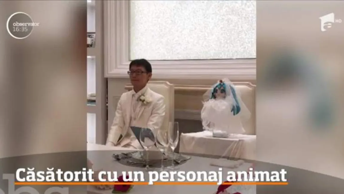 Cea mai bizară nuntă. Un tânăr japonez s-a căsătorit cu o cântăreaţă virtuală VIDEO