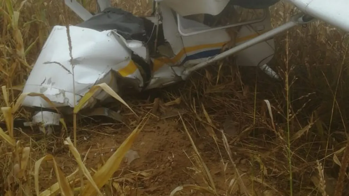 Avion de agrement prăbuşit la Topoloveni. Pilotul, transportat la spital în stare de conştienţă FOTO UPDATE