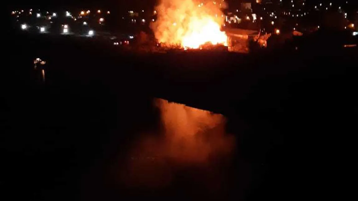Incendiu violent în zona barăcilor din Cernavodă: o femeie a fost dusă la spital