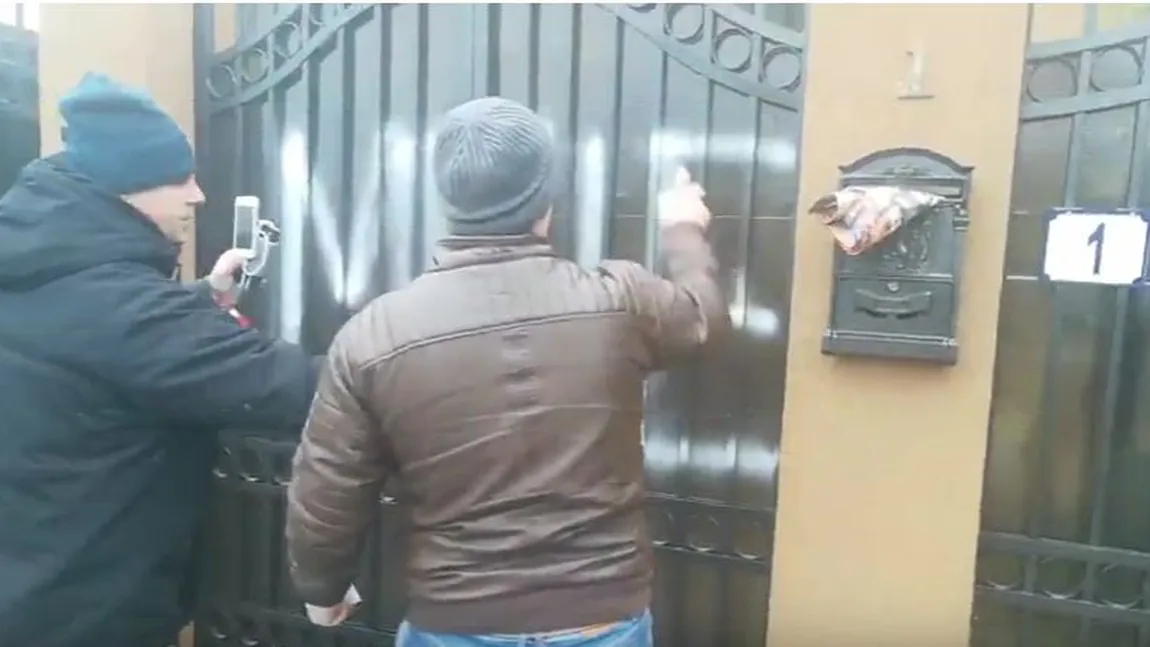 Cuvinte obscene pe poarta vilei lui Florin Iordache şi amenzi modice ale poliţiei. Mesajul a devenit viral pe Facebook VIDEO