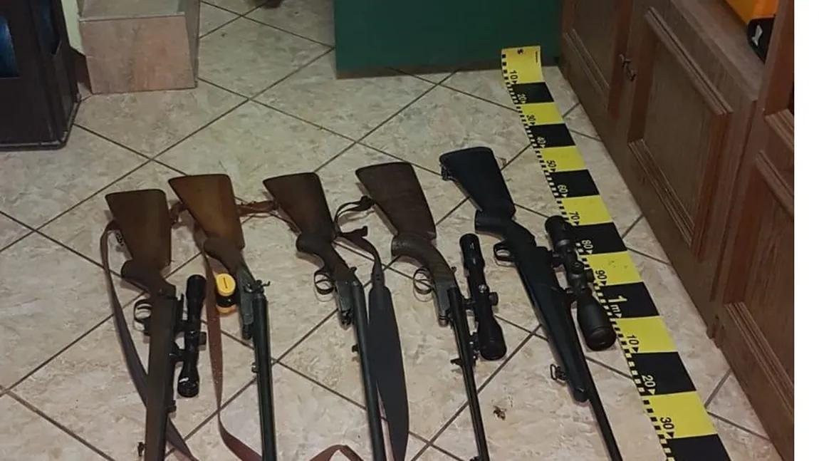 Opt arme, cartuşe, alice, alcool şi cannabis, găsite de poliţişti în urma unor percheziţii din Timiş