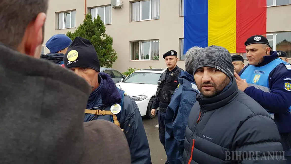 Scandal la Oradea, între protestatarii Rezist şi simpatizanţii PSD. A fost nevoie de intervenţia jandarmilor VIDEO