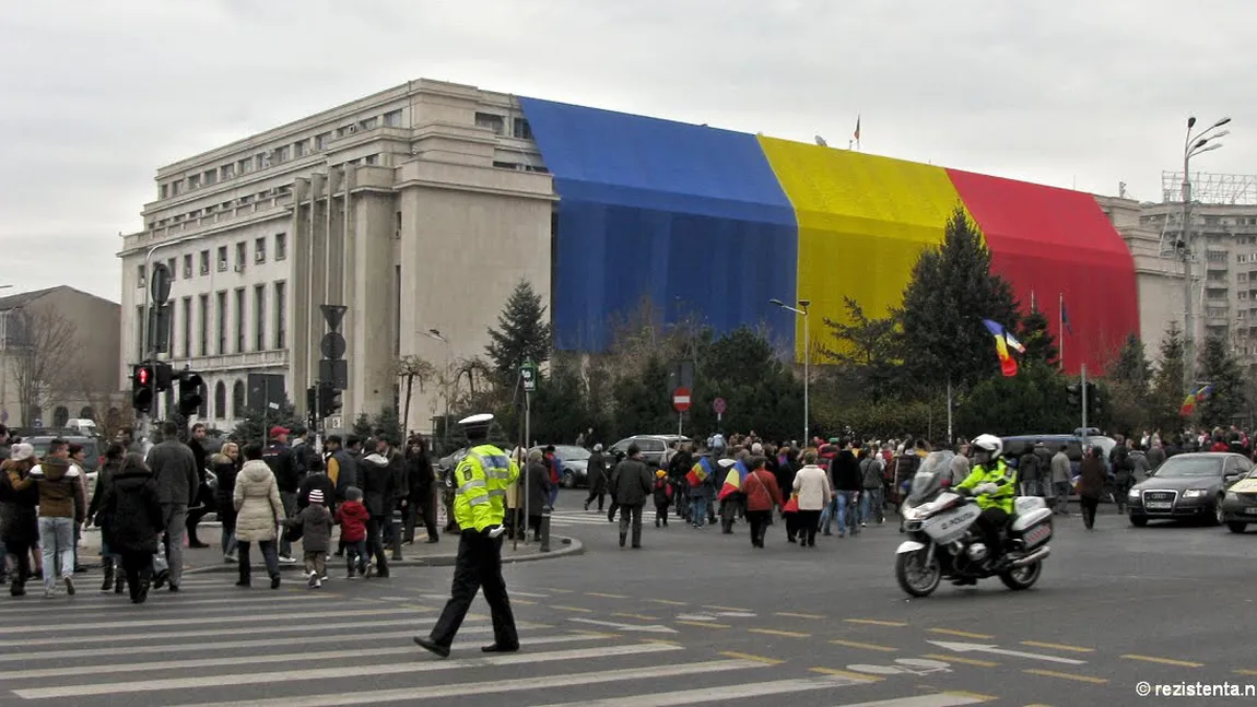 Steagul României de pe faţada Palatului Victoria a fost dat jos de Guvern. Care este motivul acestui gest surprinzător