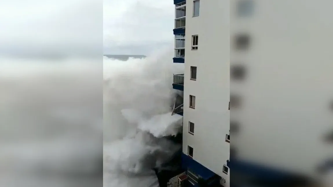 O furtună din Tenerife a produs valuri monstruoase. Balcoanele hotelurilor au fost smulse de ape VIDEO