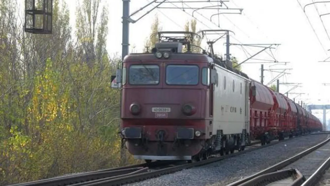 Un mecanic de tren s-a electrocutat după ce a urcat pe o locomotivă