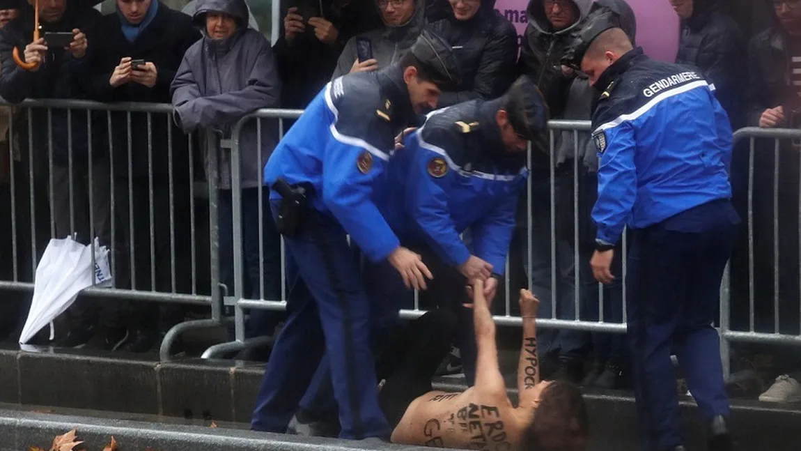Două activiste Femen, reţinute la Paris după ce au forţat barierele de securitate când trecea maşina lui Donald Trump