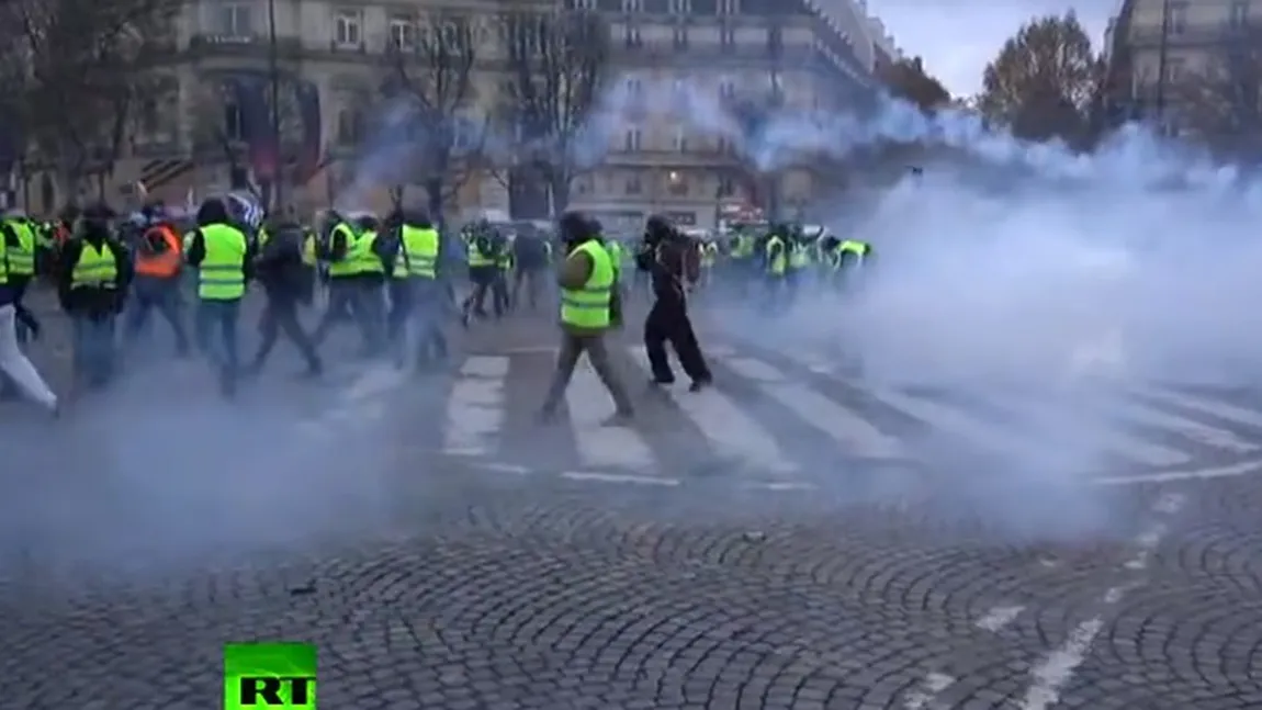 Proteste violente la Paris. Poliţiştii au folosit gaze lacrimogene şi tunuri cu apă. Reacţie dură a preşedintelui Macron