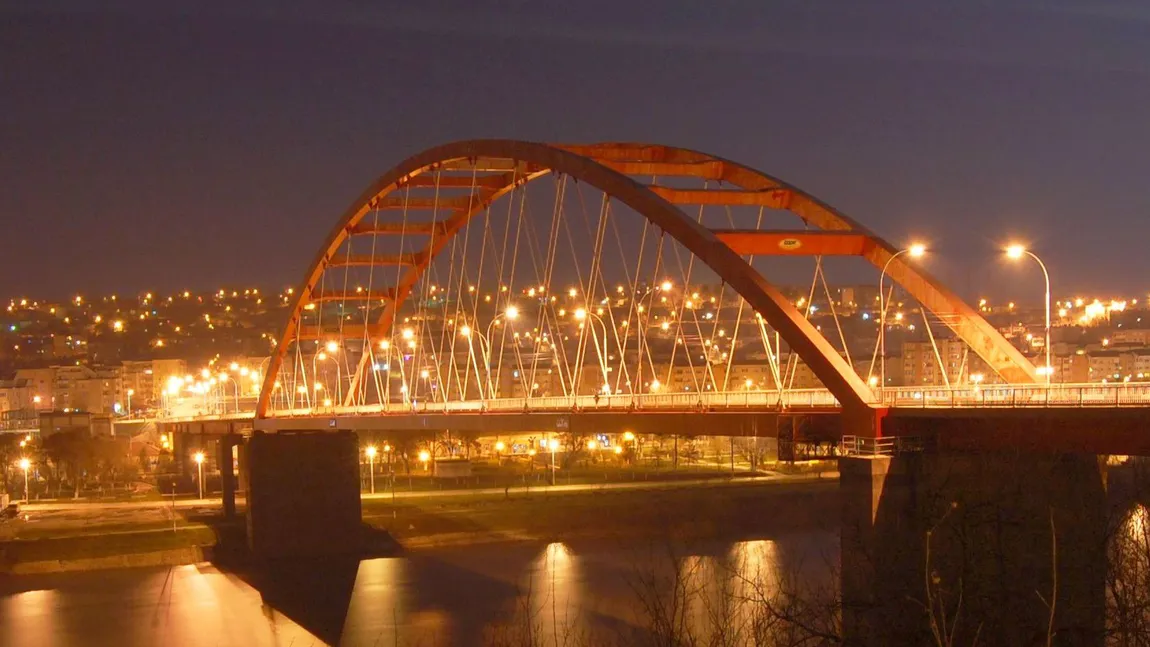 Un tânăr s-a aruncat în Dunăre, de pe podul de la Cernavodă. Echipajele ISU au pornit în căutarea lui