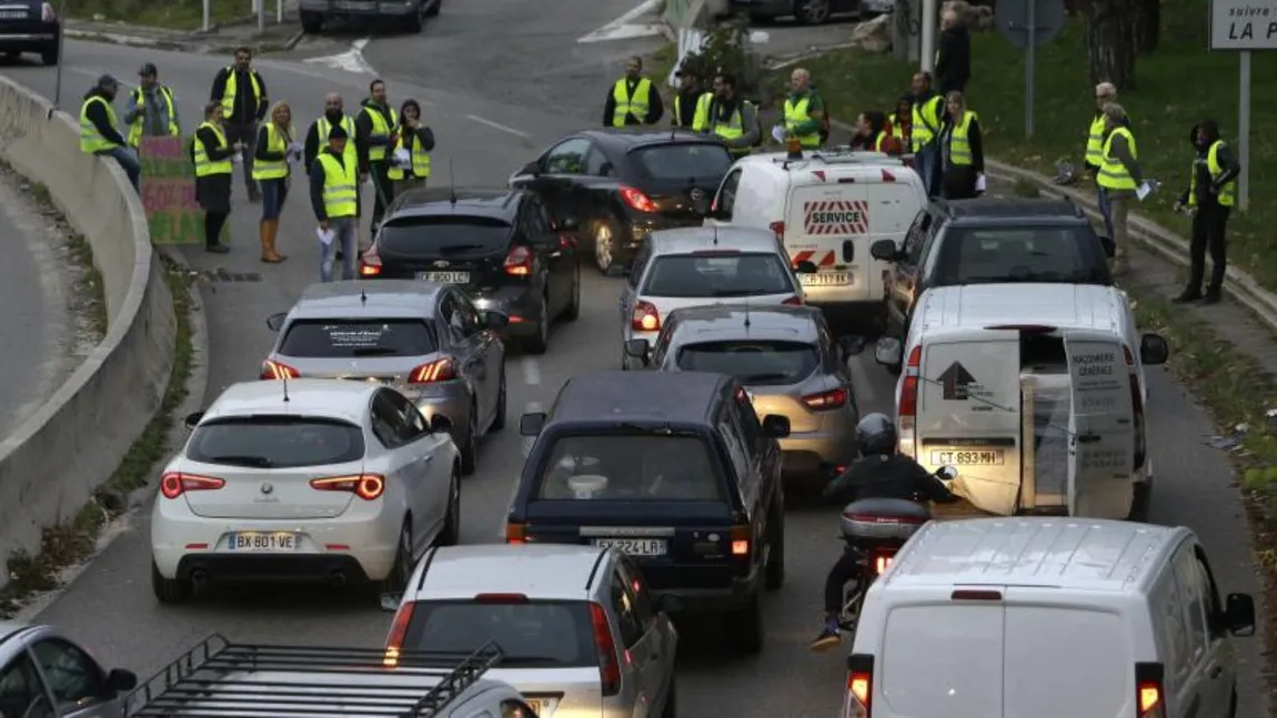 VESTELE GALBENE au atacat din nou. Protestatarii au ocupat cabinele de încasare a taxei de autostradă