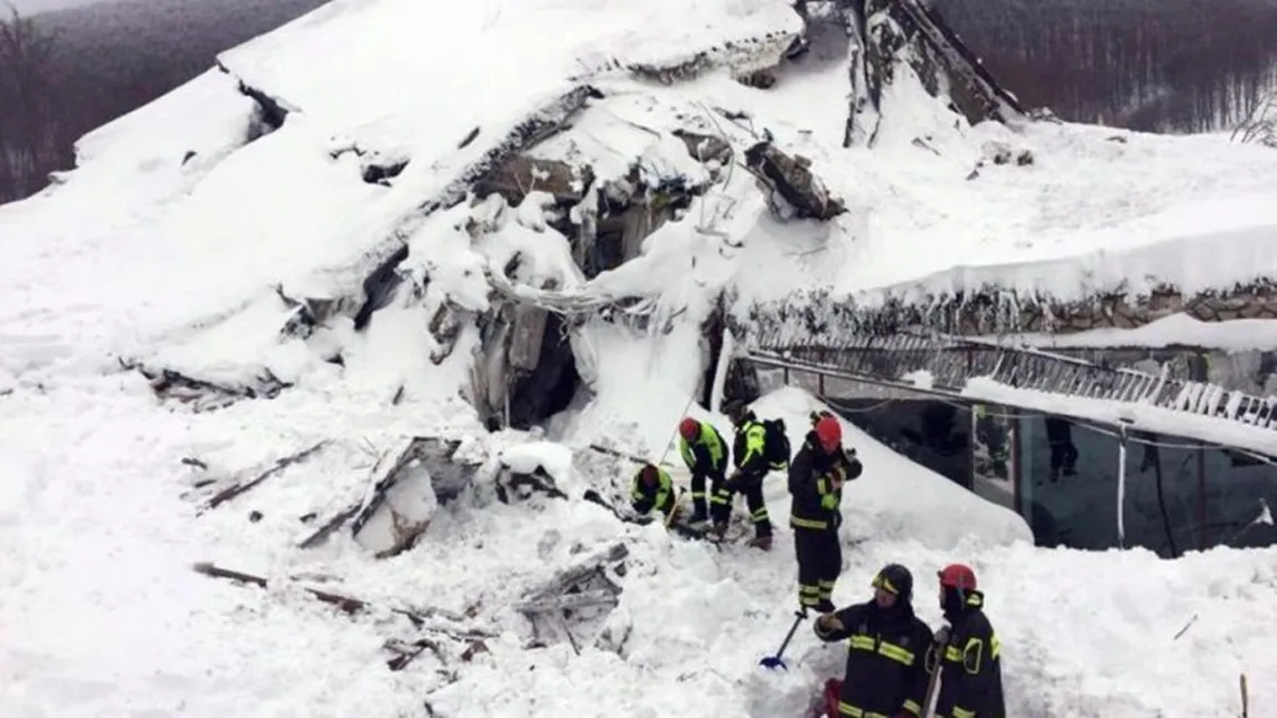 Un copil îngropat sub zăpadă în urma unei avalanşe, salvat după aproape o oră