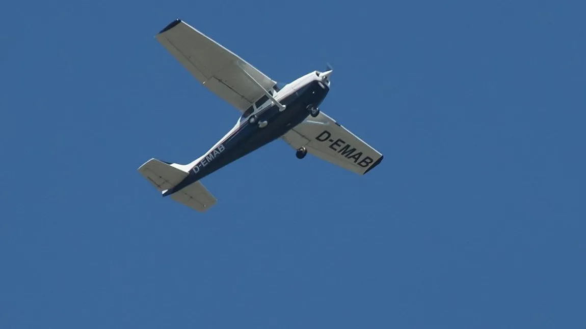 Un avion s-a prăbuşit pe un teren de fotbal. Patru persoane şi-au pierdut viaţa
