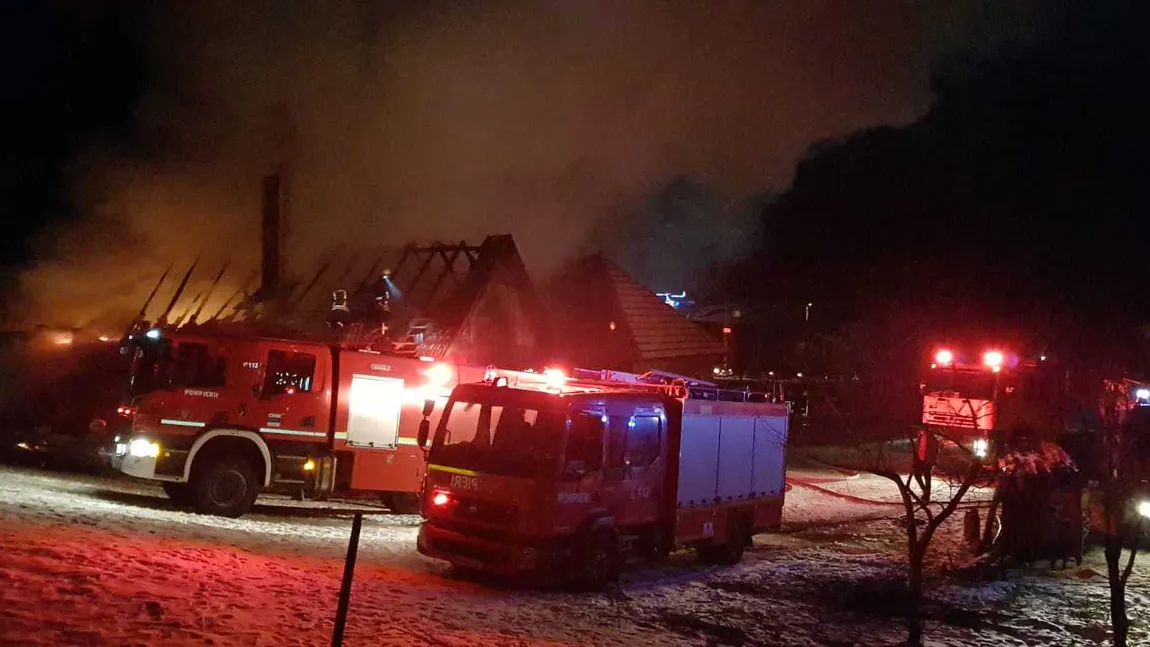 O casă din Moieciu de Jos, distrusă aproape în totalitate de un incendiu