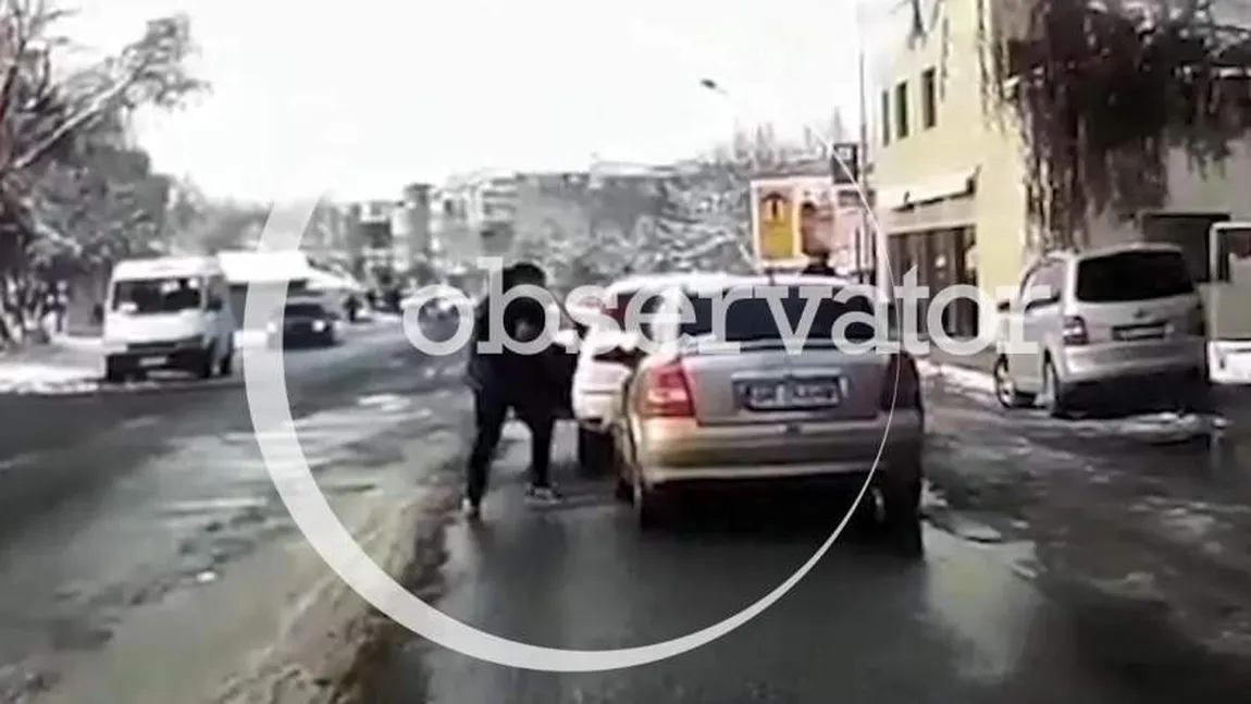 Scene halucinante filmate în Giurgiu. Un tânăr orbit de gelozie înjunghie cu baioneta un şofer VIDEO