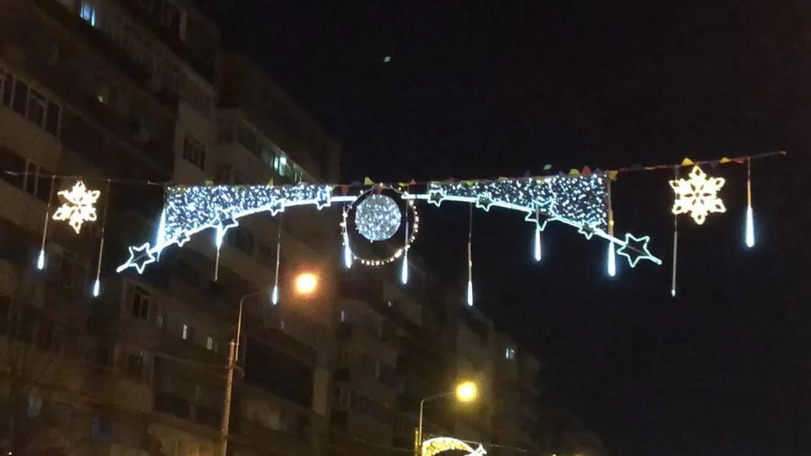 De Centenar, Ploieştiul are alt fus orar. Luminiţele s-au aprins cu două ore mai devreme, după ce şi parada a început la altă oră