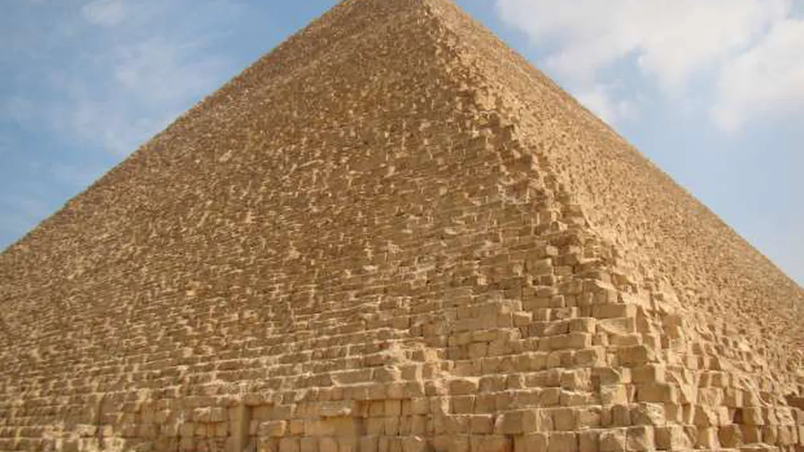 Autorităţile din Egipt au demarat o investigaţie după ce un cuplu s-ar fi fotografiat nud în vârful Marii Piramide