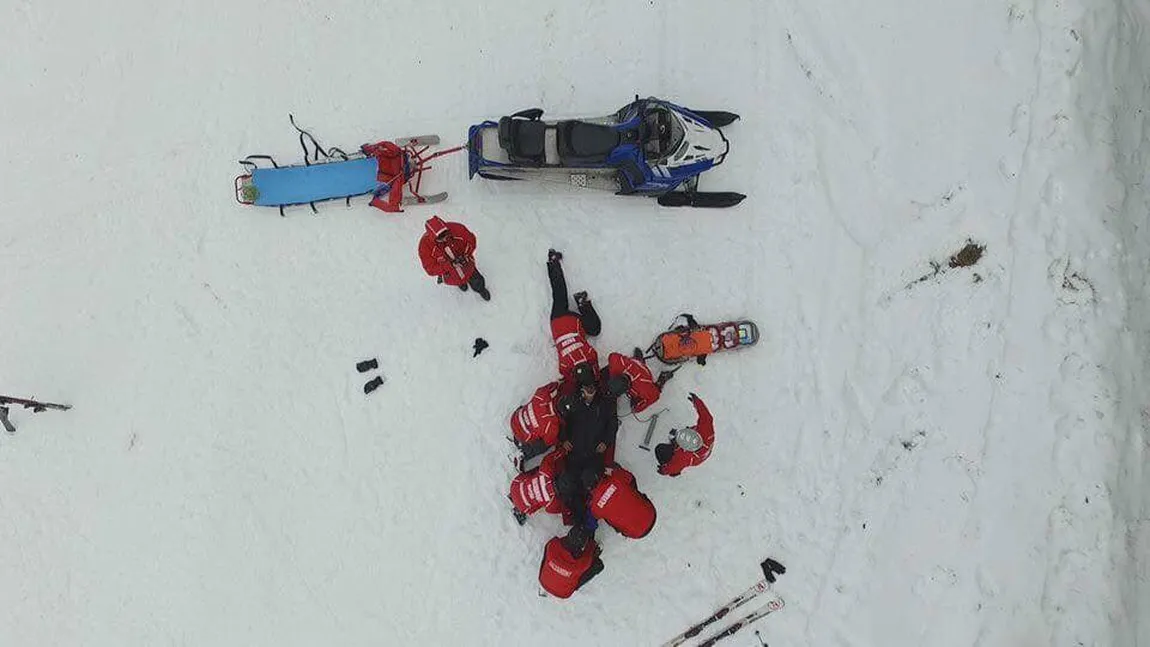 Avalanşă în Bucegi. A fost raportat un mort. Salvamontiştii vor continua căutările pe lumină