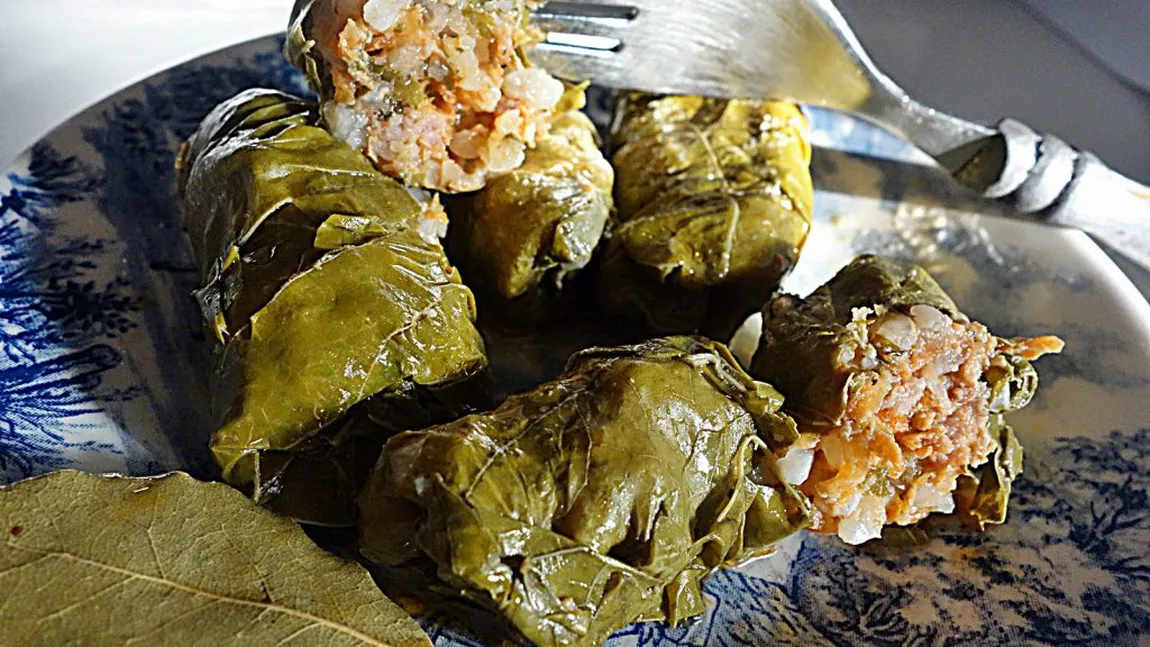 Sarmale cu foi de viţă şi carne de curcan