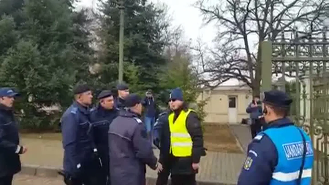 Scandal la poarta Parlamentului. Un protestatar #rezist a încercat să treacă de jandarmi pentru a intra în curtea Parlamentului