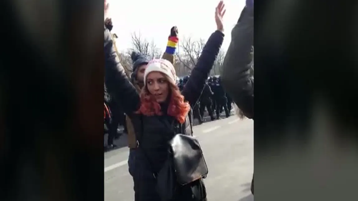 Momente tensionate la defilări. Protestatarii au întors spatele jandarmilor, la Cluj; patru persoane au fost ridicate, la Bucureşti