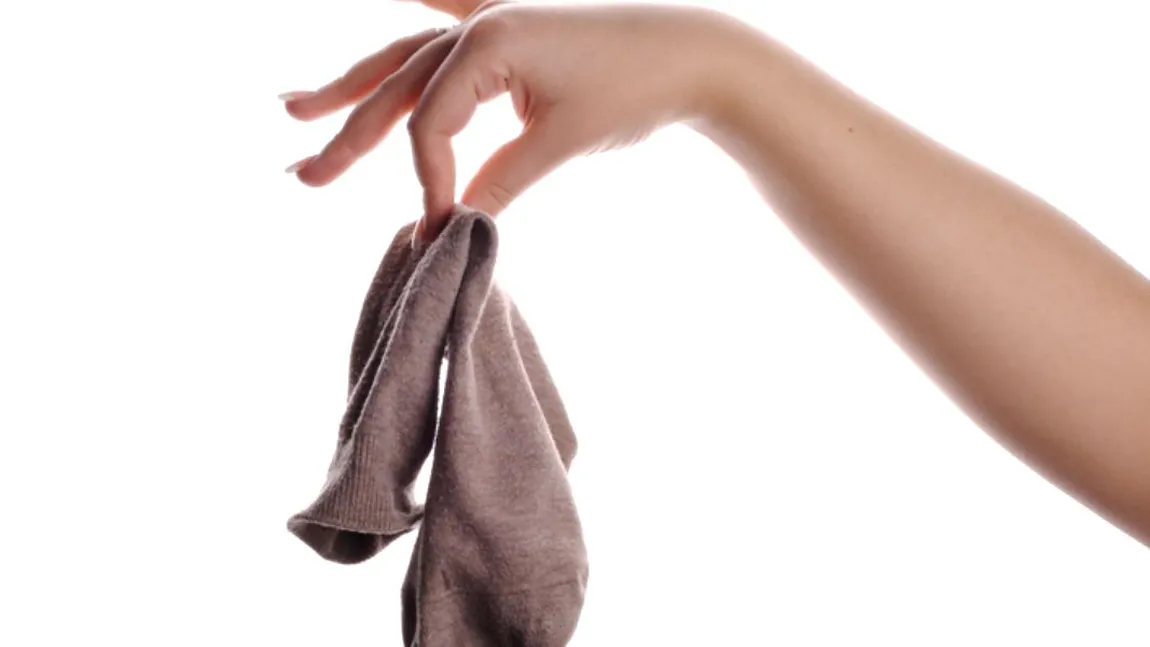 Nu e banc! Un bărbat a ajuns la spital după ce și-a mirosit prea mult șosetele murdare