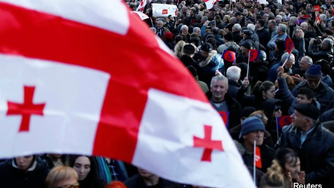 Zeci de mii de oameni protestează în stradă la Tbilisi. Ei acuză fraudarea alegerilor prezidenţiale