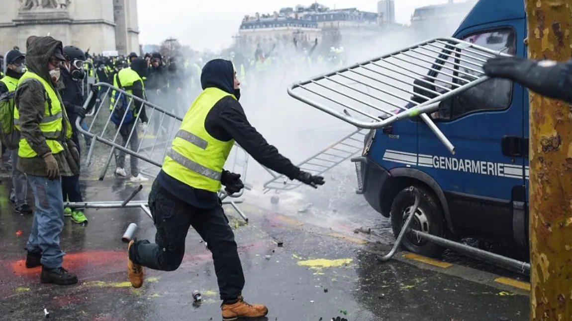 Proteste Franţa. 125.000 de manifestanţi în Franţa, 1.385 de arestări. Ciocniri violente la Paris. Avertizare MAE