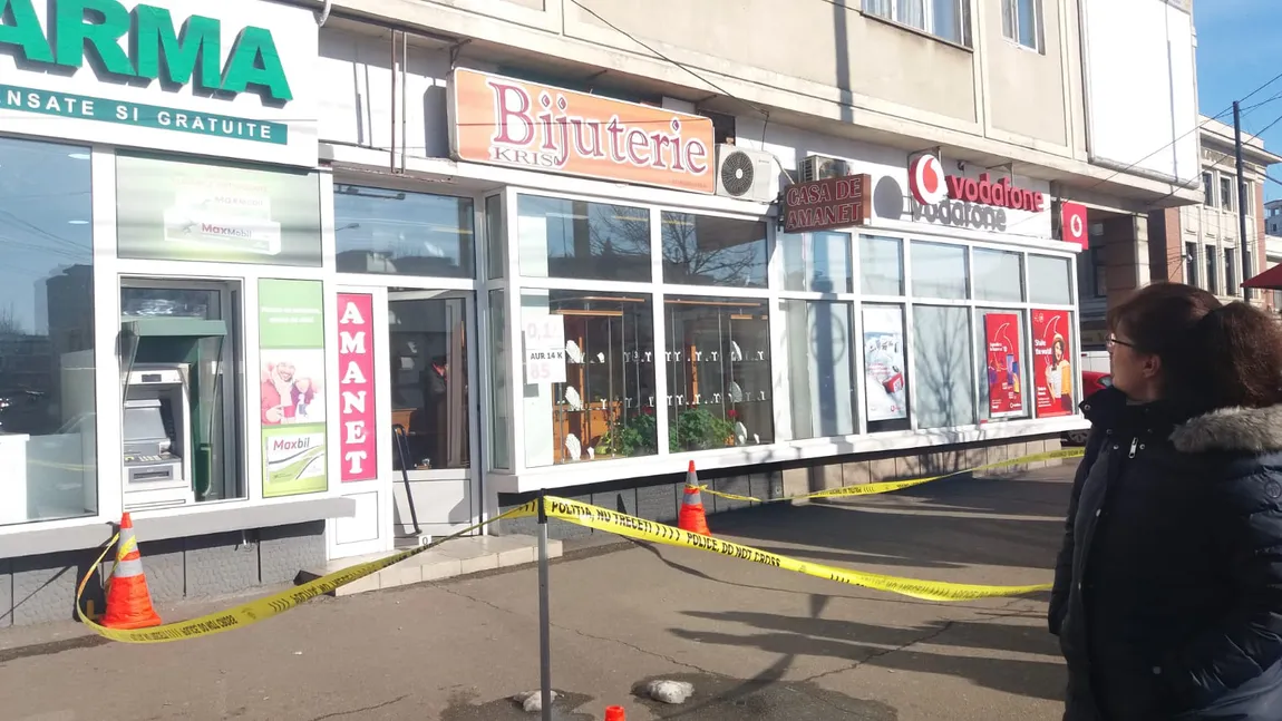Jaf la o casă de amanet din Ploieşti. Hoţii au fugit cu un kilogram de aur