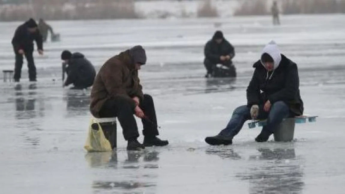 Un bărbat care pescuia la copcă a căzut în lacul Dobroeşti