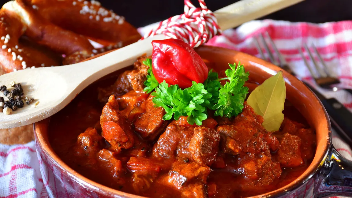 REŢETA ZILEI: Carne de vită cu vin şi mujdei de usturoi