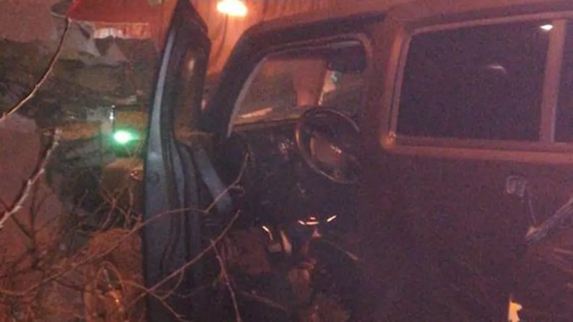 Patru răniţi după un accident în care au fost implicat un autoturism şi un microbuz cu nouă persoane