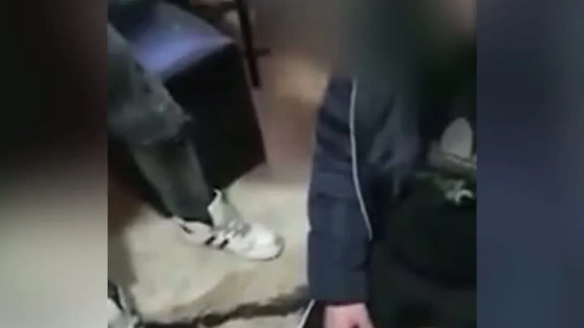 Atenţie, imagini şocante! Adolescent bătut şi umilit de alţi tineri VIDEO