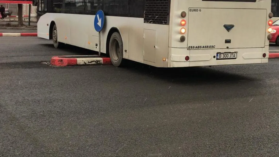 Autobuz de călători rămas suspendat pe un scuar, în mijlocul străzii, după ce şoferul a coborât şi a uitat să tragă frâna