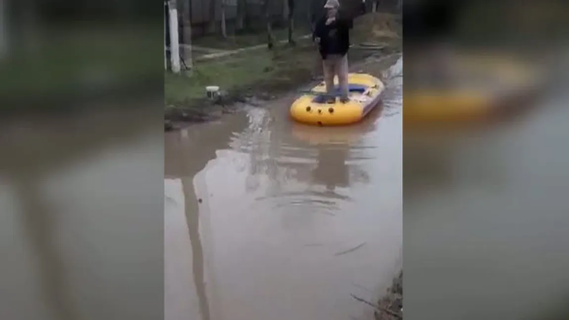 Imagini incredibile într-un sat din Bihor: au ieşit cu barca la pescuit pe şosea