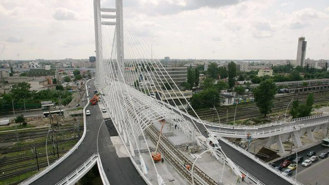 Traficul a fost oprit pe Podul Basarab, din Capitală. Firele de tramvai s-au rupt şi au căzut pe carosabil