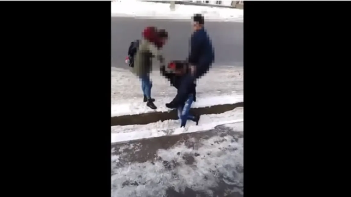 Elev de liceu din Alba, agresat pe stradă de un alt adolescent