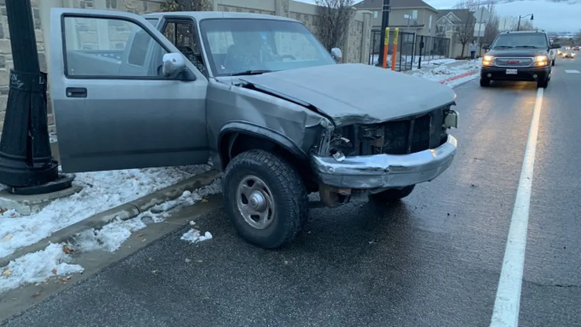 Noua nebunie virală face victime. O adolescentă a condus legată la ochi pe autostradă după provocarea copiată dintr-un film