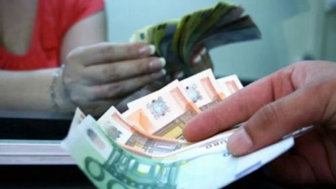 Analiştii financiari estimează o depreciere a cursului valutar până la 4,8884 lei pe euro, în următoarele 12 luni