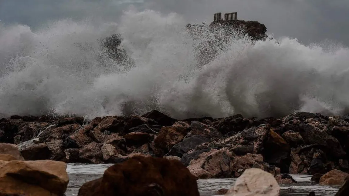 MAE român, avertizare de călătorie în Grecia: vânturi puternice, furtuni şi curse maritime suspendate