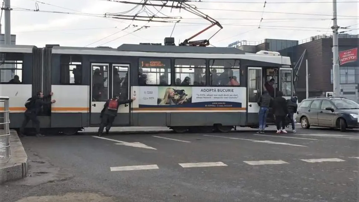 Tramvai împins de călători, în mijlocul unei intersecţii. Scene incredibile în Piaţa Sudului