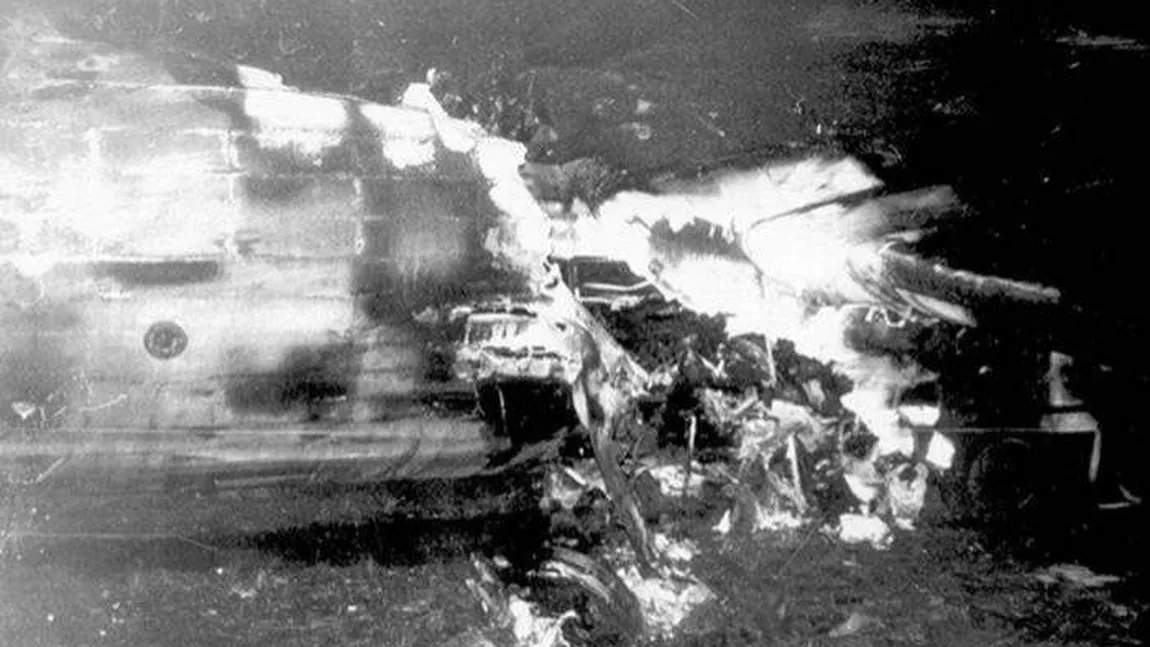 Cea mai stupidă catastrofă din istoria aviaţiei! 70 de oameni, ucişi după ce pilotul a făcut pariu că poate ateriza legat la ochi