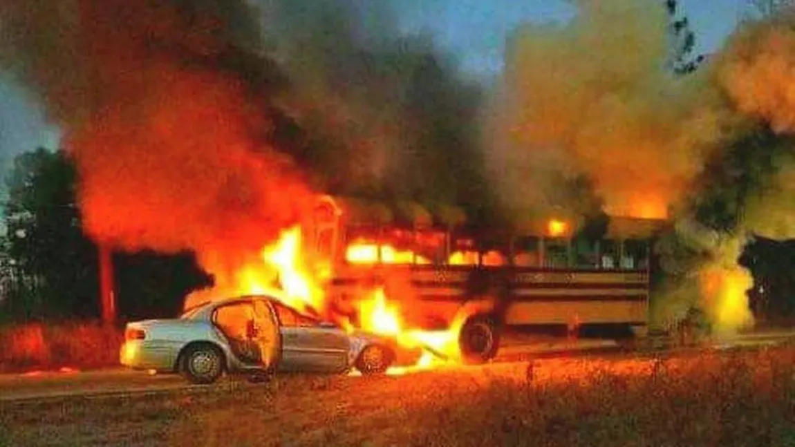 Accident îngrozitor. 34 de copii au fost salvaţi de la moarte, după ce autobuzul şcolar în care se aflau a luat foc FOTO