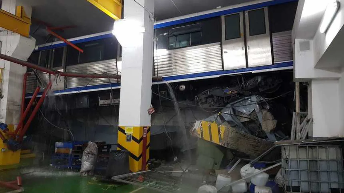 O garnitură de metrou a rupt parapetul de protecţie la depoul Berceni: două vagoane au sărit de pe şine şi au rămas suspendate