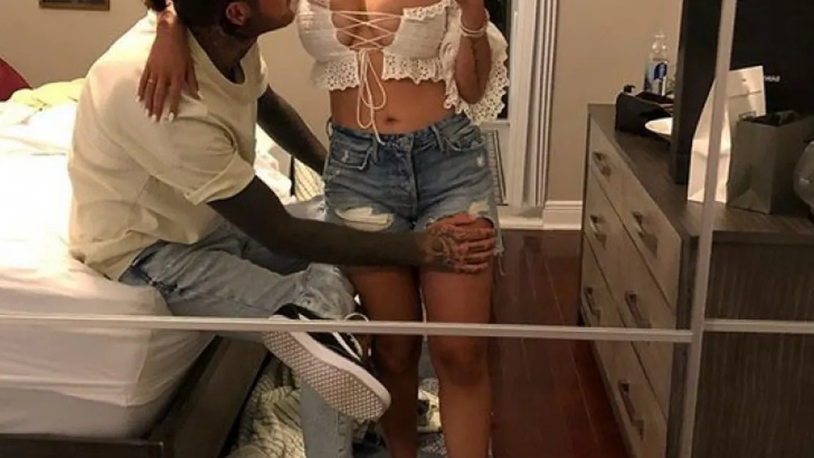 Mia Khalifa, actriţa din filmele pentru adulţi, imagini incendiare cu iubitul în dormitor