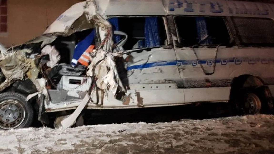 Val de accidente pe şoselele din ţară. Doi oameni au murit pe loc, iar 13 persoane au fost rănite