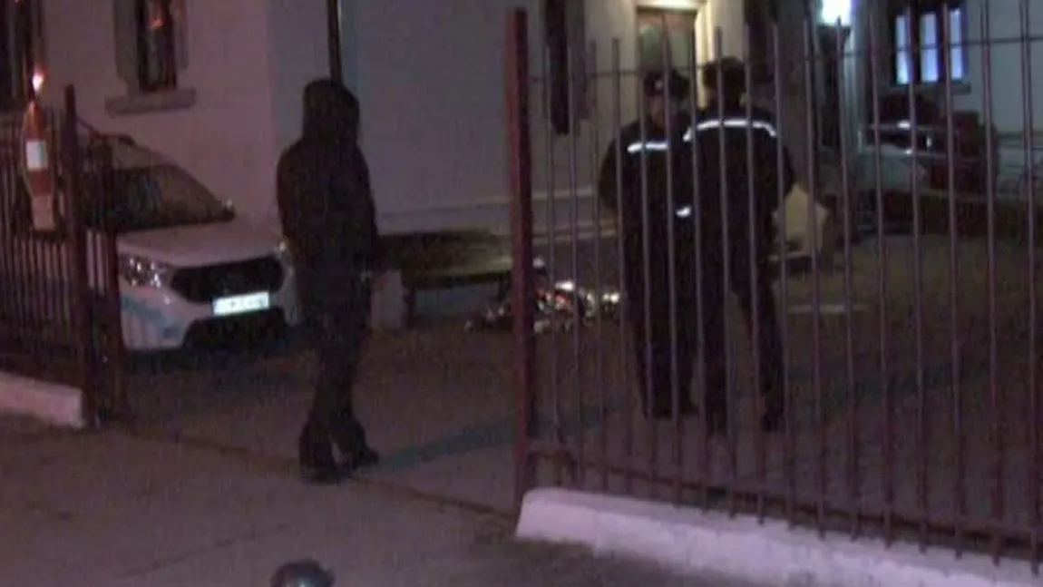Bărbat găsit mort în curtea primăriei