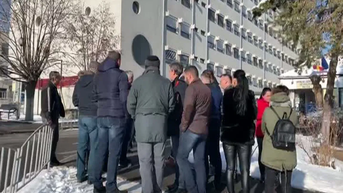 Protest la Vâlcea. Oamenii vor să atragă atenţia asupra modului în care sunt trataţi pacienţii Spitalului Judeţean