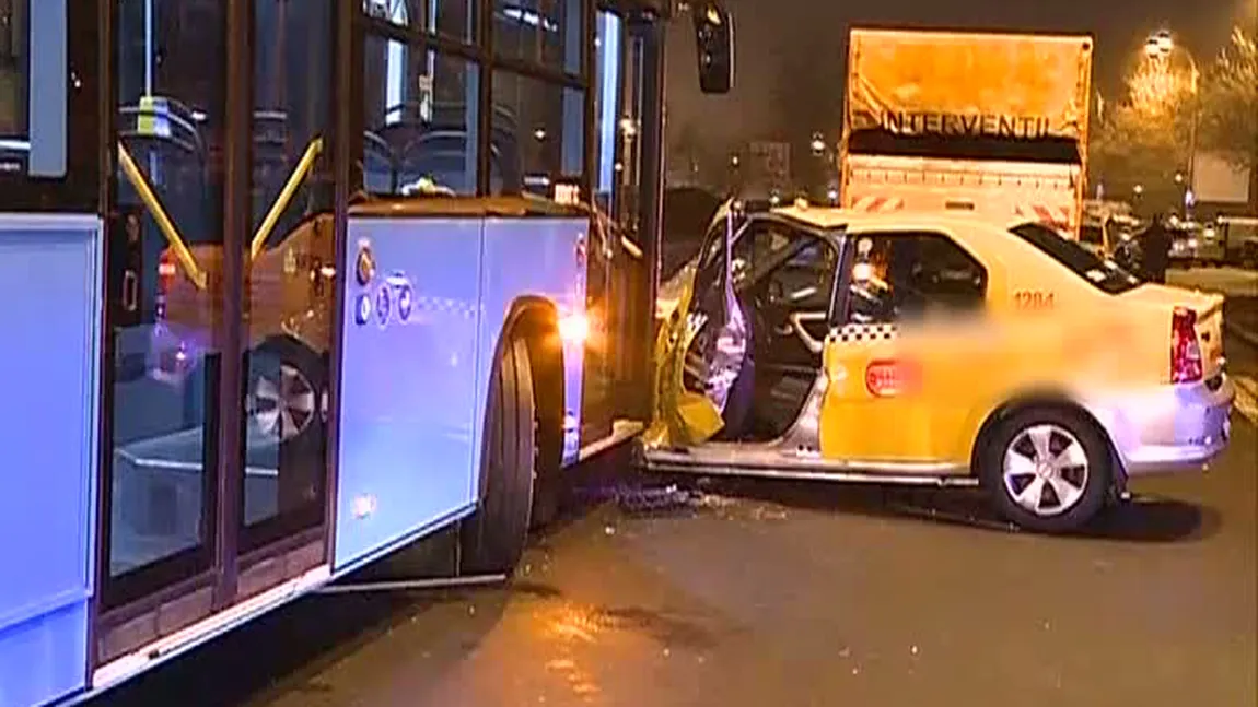 Accident grav în zona 13 Septembrie din Bucureşti. Un taxi a fost lovit de autobuz Otokar