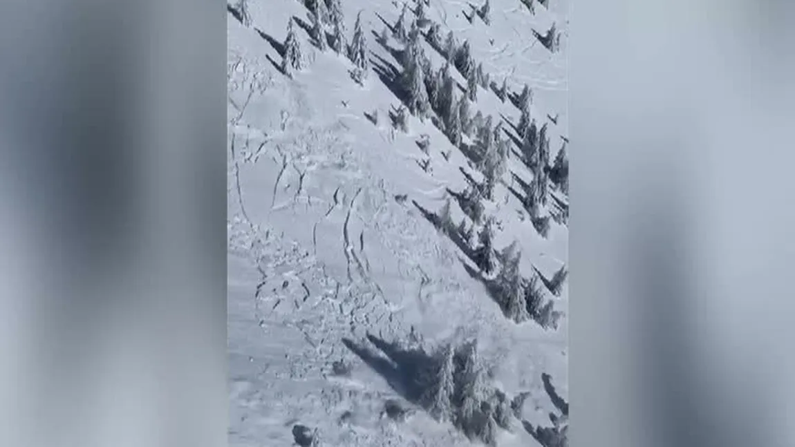 Un schior, surprins de o avalanşă pe care a provocat-o chiar el, în Munţii Bucegi VIDEO