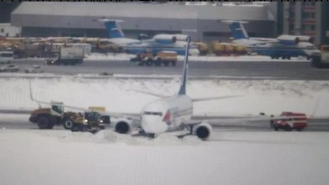 Decolare ratată la Moscova. Un avion de linie, cu pasageri la bord, a rămas înţepenit în zăpadă VIDEO