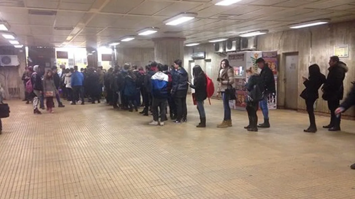 Elevii cer soluţii pentru cozile interminabile de la abonamentele de metrou